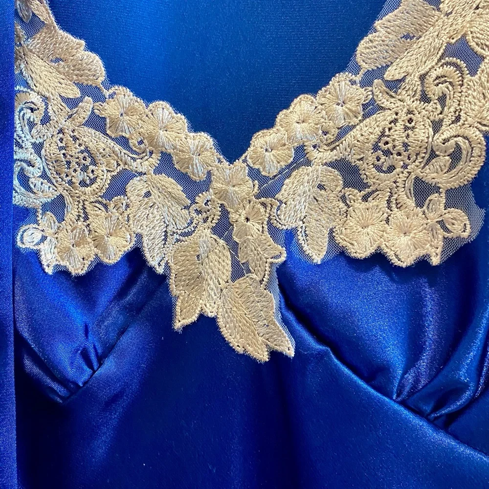 Luxurious Blue Satin Robe with Lace Accents NWOT 100% polyester feels like silk - Picture 4 of 16